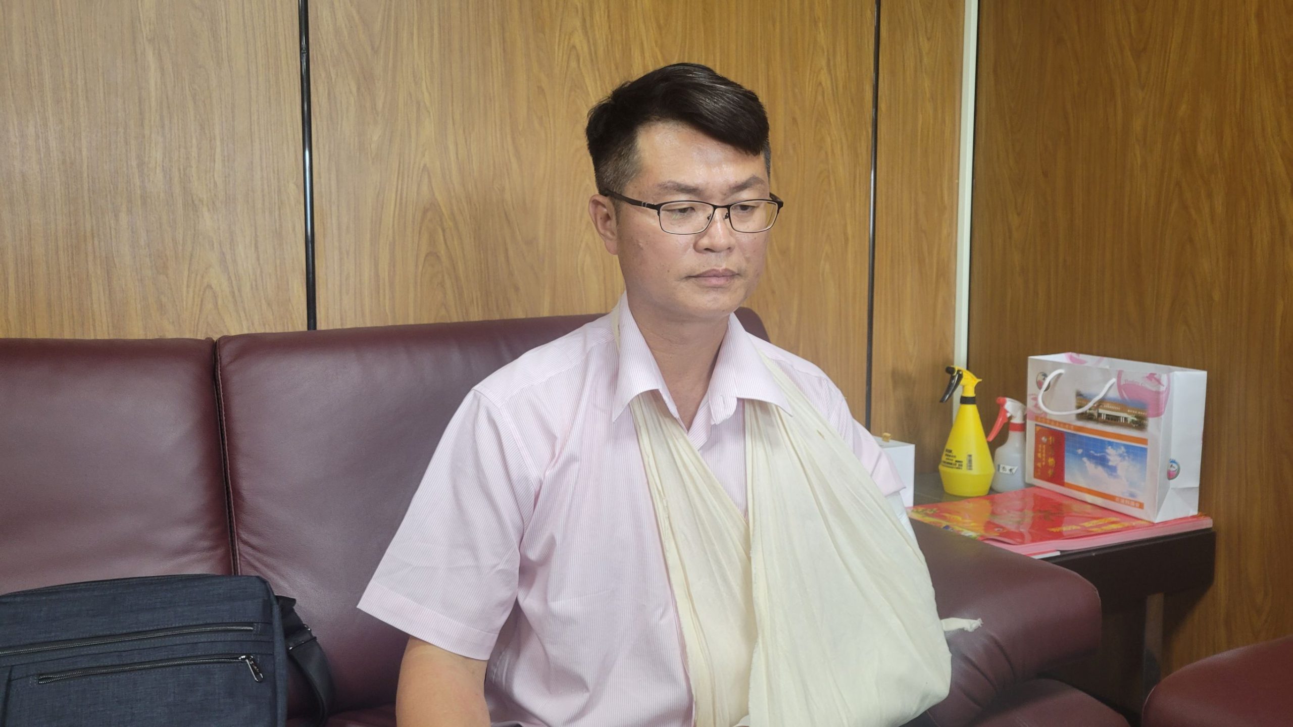 【議員遭妻砍傷 指控警分局長勾引人妻】缩略图