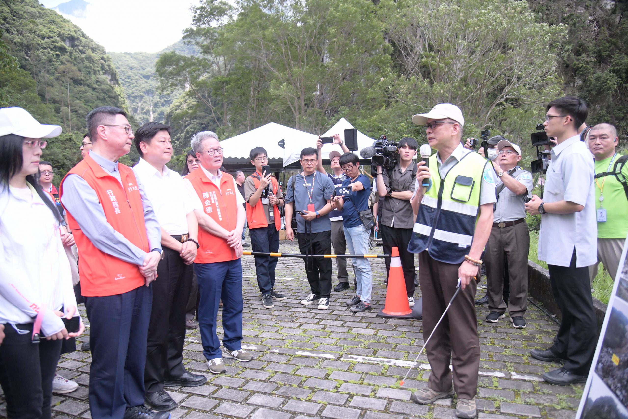 【花蓮縣長徐榛蔚陪同行政院長卓榮泰勘查0403災後重建 徐縣長呼籲中央正視東部交通權利 給花蓮一條安全回家的路】缩略图