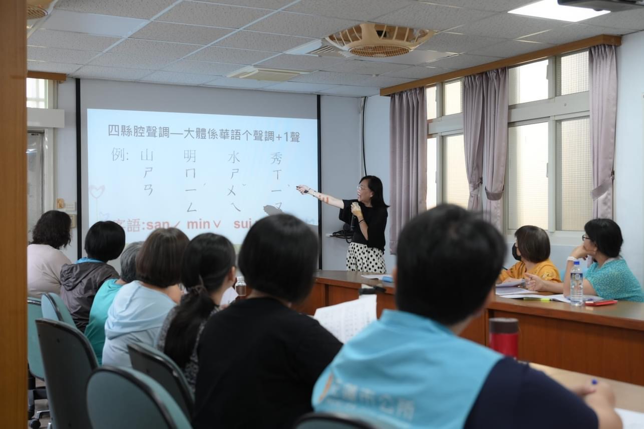 花蓮市客語初級認證班開課了 魏嘉彥率同仁報名缩略图