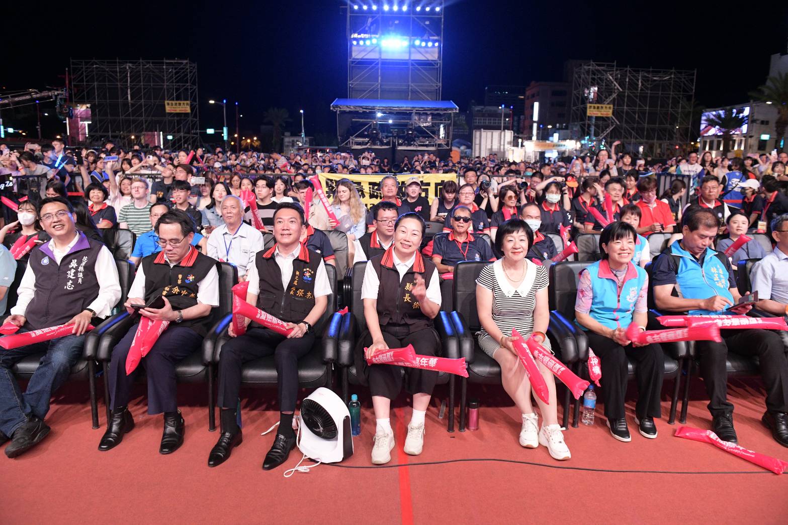 【「2024花蓮夏戀嘉年華演唱會」第三夜 「五堅情」、「溫嵐」、「葉璦菱」魅力開唱 縣長徐榛蔚與歌迷嗨翻花蓮東大門】缩略图