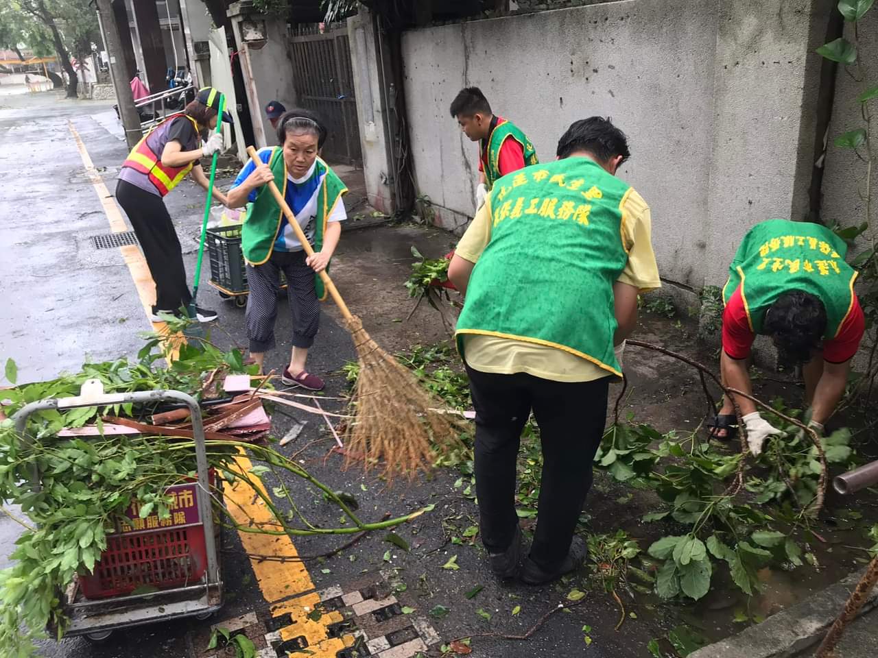 【花蓮市民生里社區志工投入凱米颱風災後街道環境打掃整理】缩略图