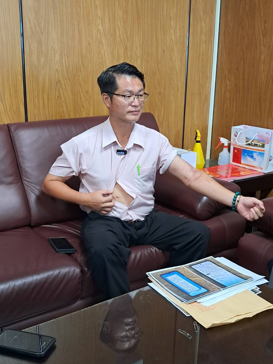 【縣議員林源富召開記者會 針對吉安分局長吳思翰與其妻陳秀玲夫妻感情糾紛現身說法】缩略图