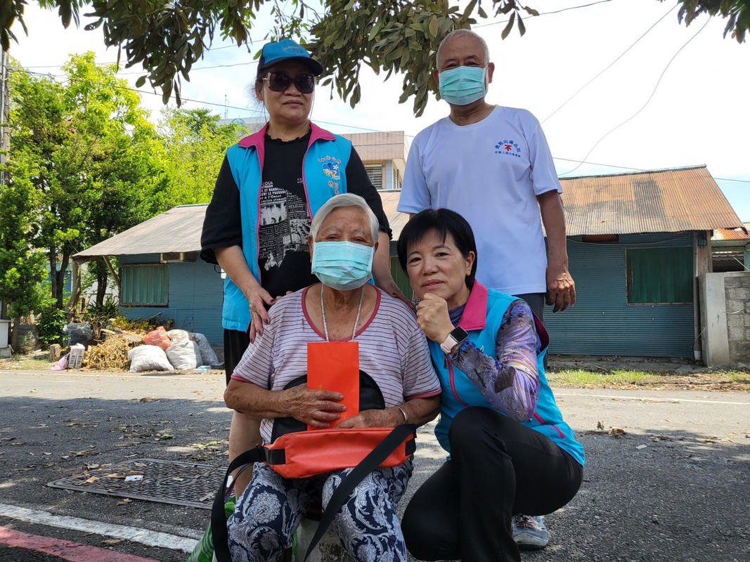 【吉安鄉暗夜火警房舍燃燒殆盡 游淑貞慰問九旬長者送關懷金】缩略图