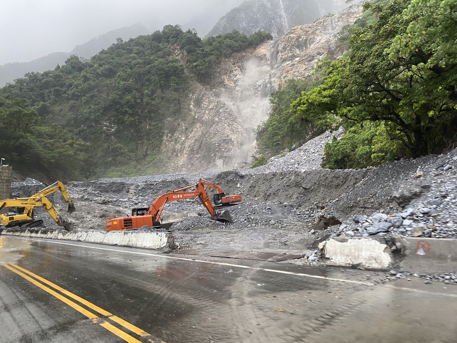 【花蓮山區午後大雨 徐榛蔚提醒鄉親注意行車安全、遠離河川區域】缩略图