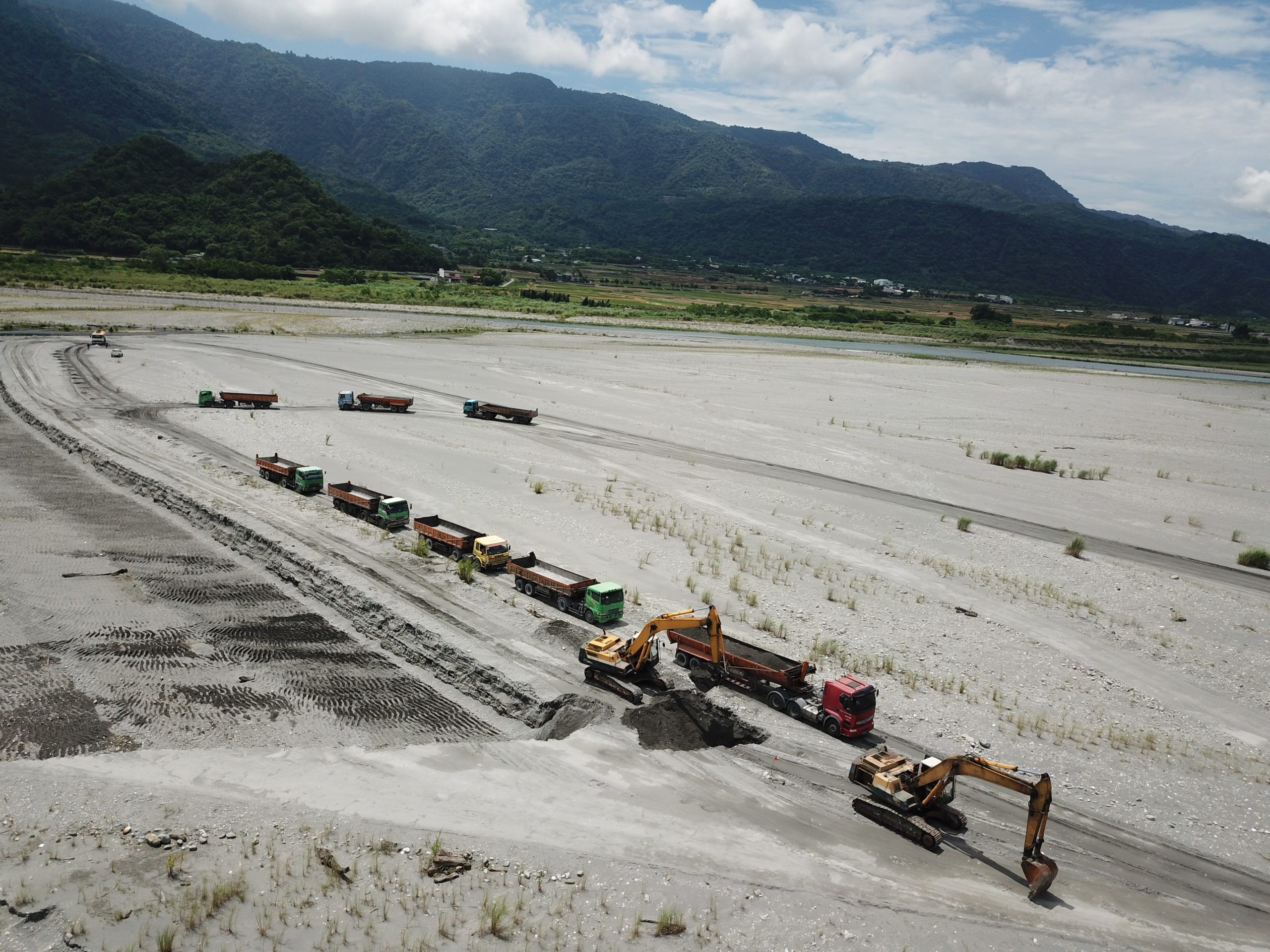 【中央地方合作持續加強河川排水清疏 增加河防安全並兼顧穩定砂石供應】缩略图