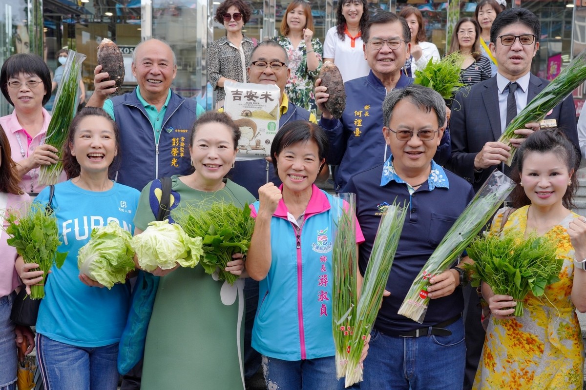 【颱風重創交通游淑貞親上火線賣菜行銷 張德奇感謝鄉親力挺2500份狂掃完售】缩略图