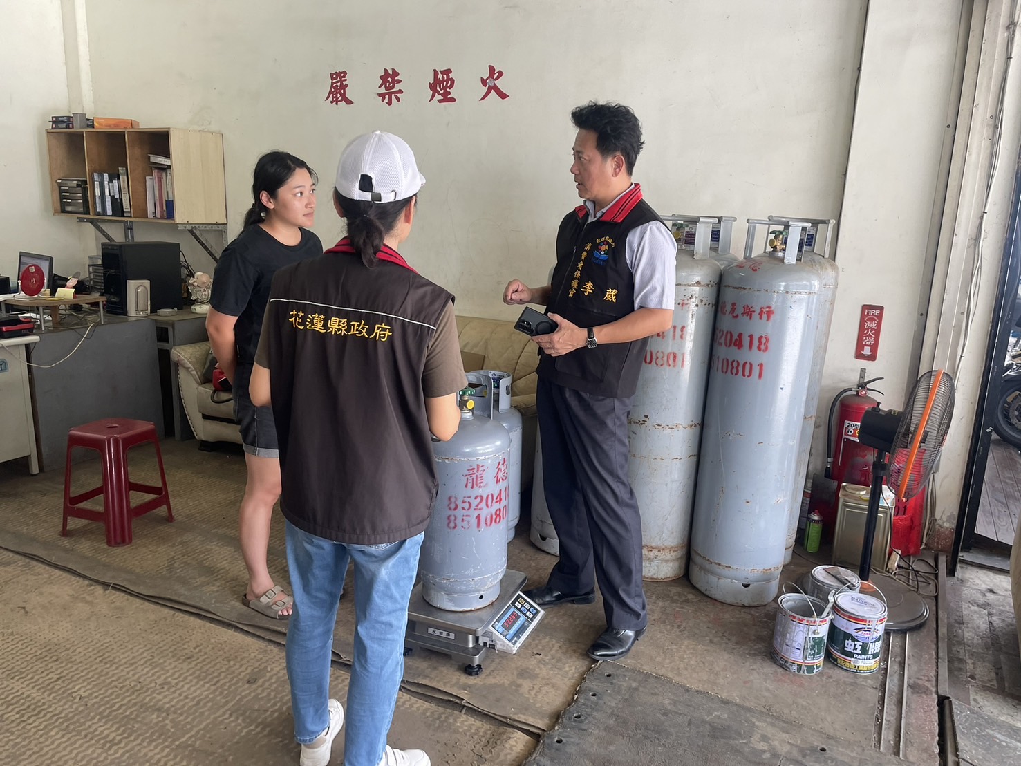 【花蓮縣政府查核桶裝瓦斯灌裝重量及簽訂家用液化石油氣定型化契約情形維護縣民權益】缩略图