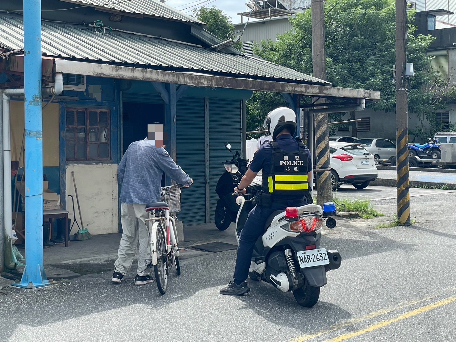 【老翁領「卷」體力不支倒地 鳳警即刻協助救護】缩略图