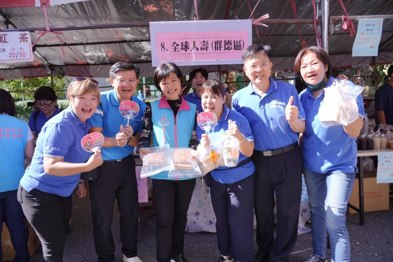 【游淑貞行動力挺畢士大募款園遊會 捐款萬元敲愛心鑼帶動現場消費量】缩略图