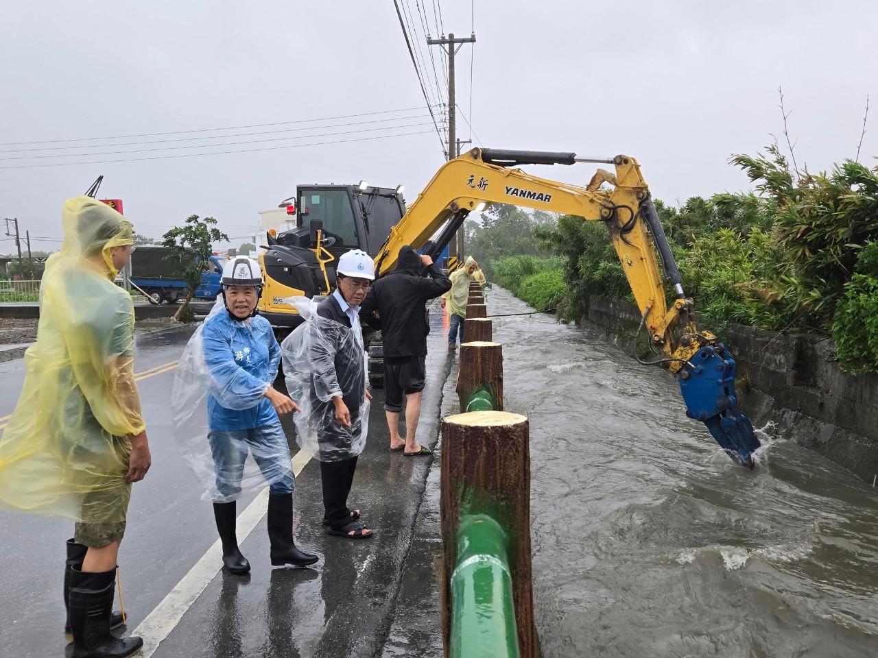 【吉安鄉面臨大雨磅礡水位暴漲 游淑貞同農田水利署排除障礙】缩略图