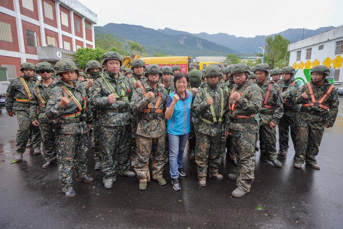 【游淑貞清晨迅速動員百人協力 國軍挹注吉安鄉災後鄉容修整】缩略图