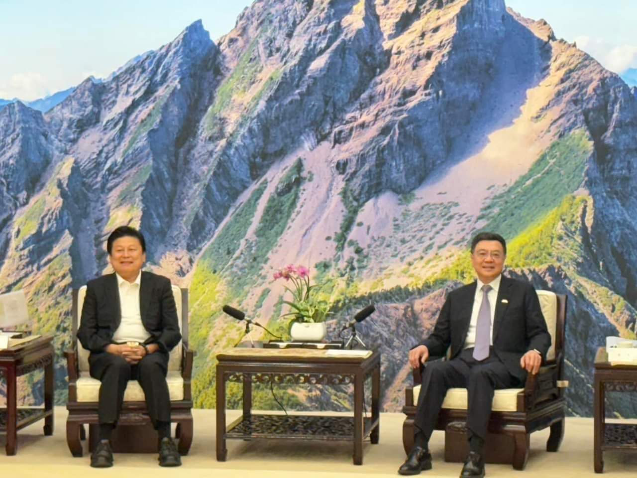 【傅崐萁總召與卓榮泰院長簽署歷史性決議 改善民生福祉】缩略图