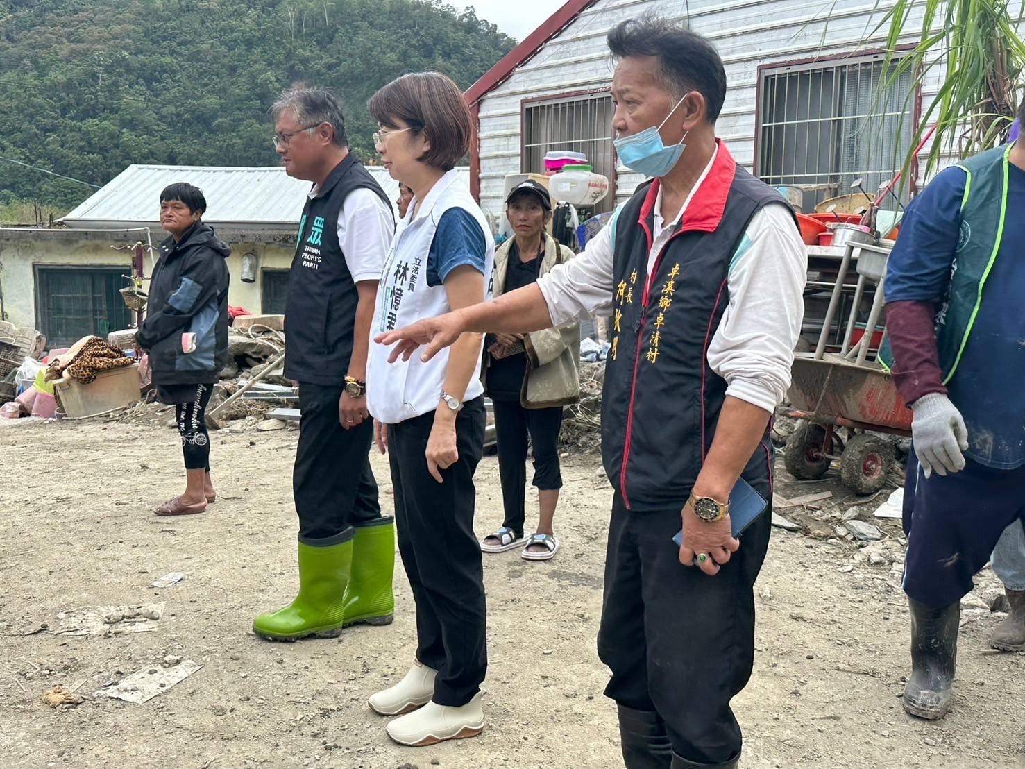 【花蓮風災亟需物資 立委林憶君援贈飲用水解無水之苦】缩略图