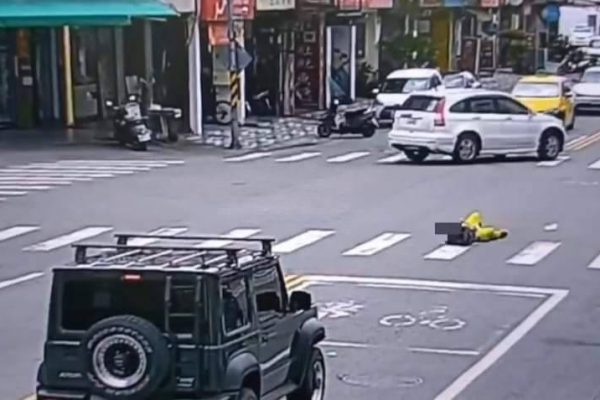【男子無故躺地滾動過馬路 花警籲危險行為可依法裁罰】缩略图