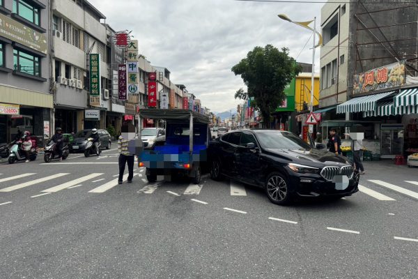 【兩車路口發生側撞 花警籲減速慢行切勿貪快】缩略图