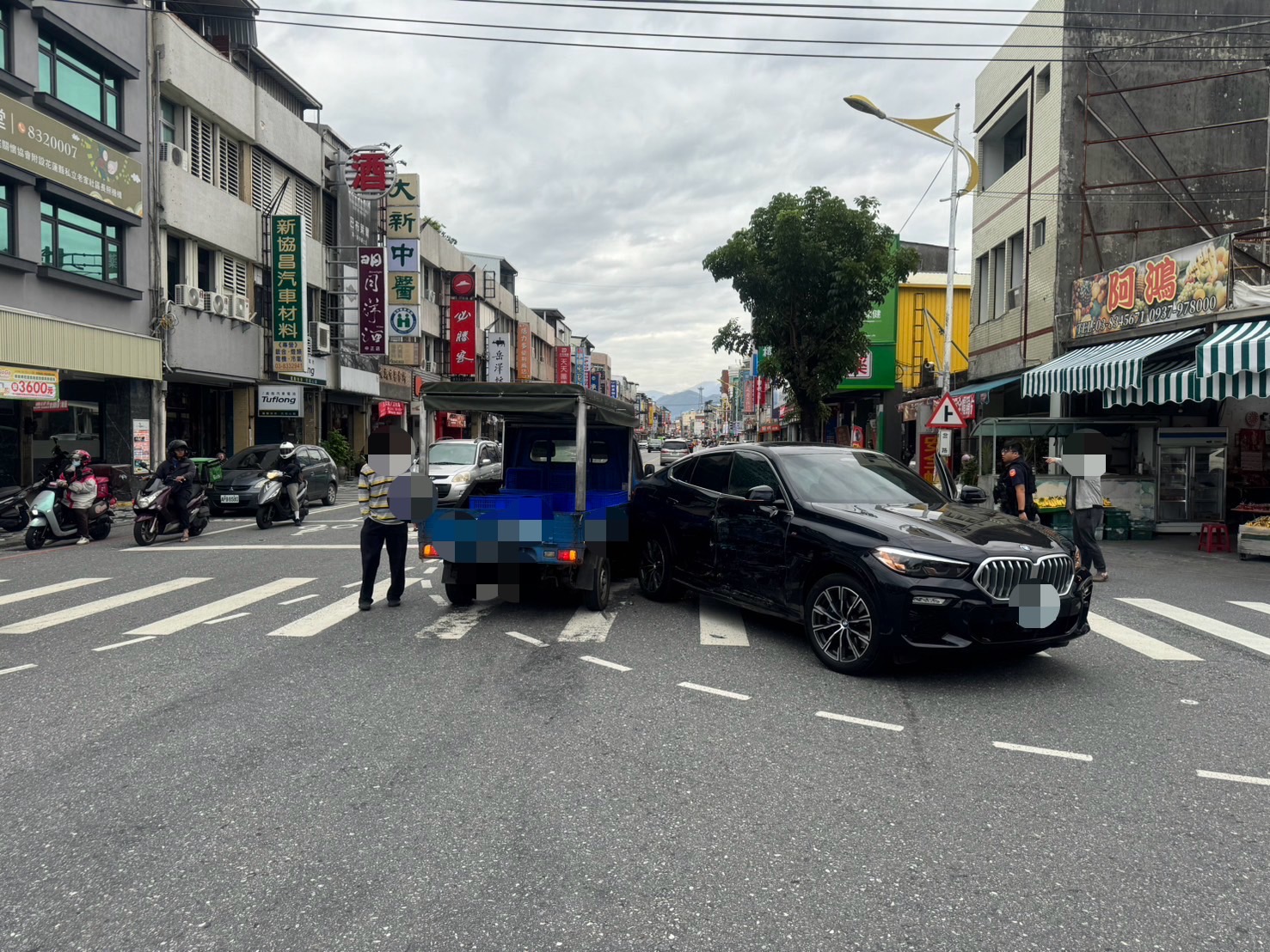 【兩車路口發生側撞 花警籲減速慢行切勿貪快】缩略图