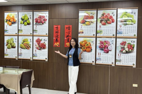 【捐發票兌換北區國稅局2025年水果月曆活動吸引民眾一早排隊領取 活動圓滿結束】缩略图