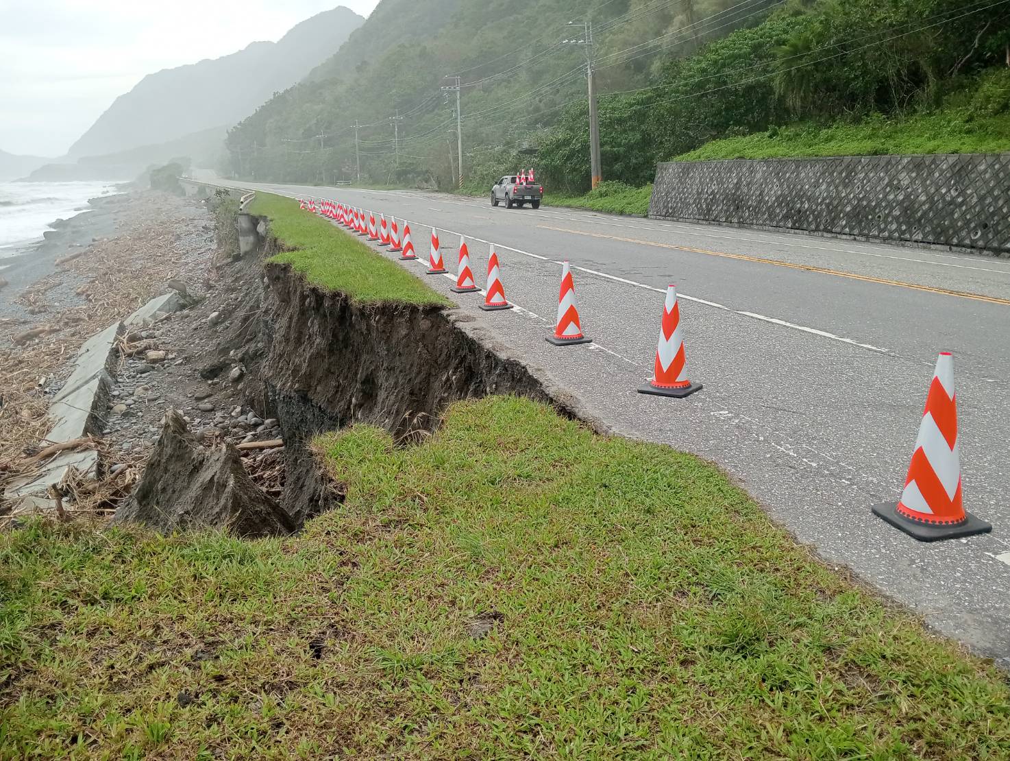 康芮颱風長浪影響，台11線豐濱鄉多處路段路肩綠帶流失缩略图