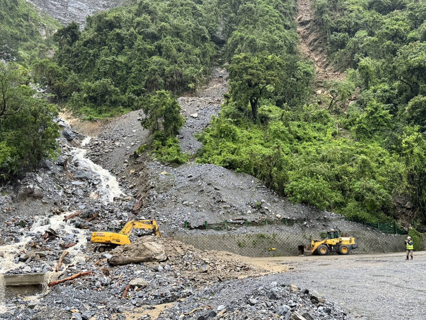 蘇花路廊(台9線、台9丁線)東澳~和仁路段，今(1)日9時解除預警性封路；和仁~崇德路段預定明（2）日中午12時搶通缩略图