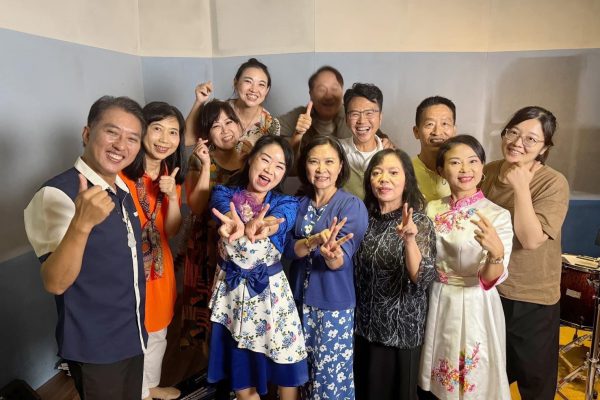 【桃園客家創作新曲「世界來做客」北中南東集結10位主持人唱響 游淑梅受邀開嗓為桃園市客家而唱】缩略图