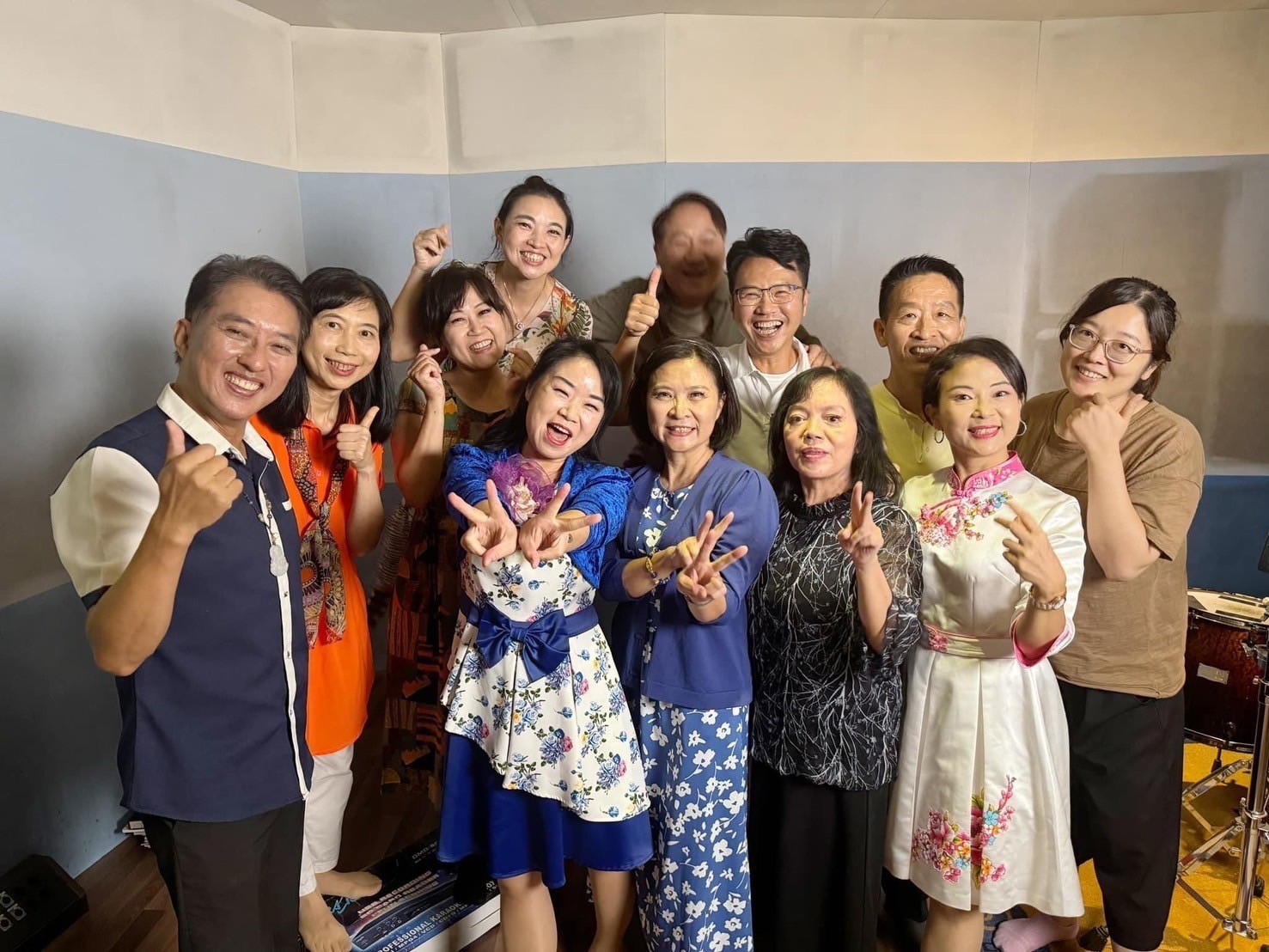 【桃園客家創作新曲「世界來做客」北中南東集結10位主持人唱響 游淑梅受邀開嗓為桃園市客家而唱】缩略图