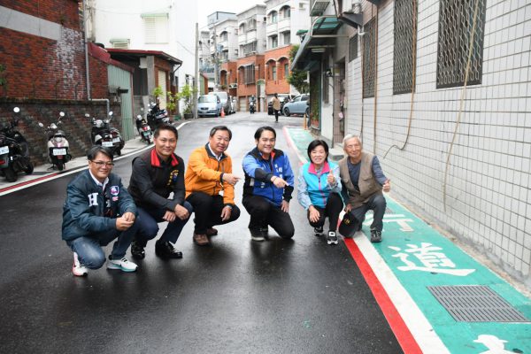 【 游淑貞打通28年不通道路致送屆齡老鄰長退休禮物】缩略图