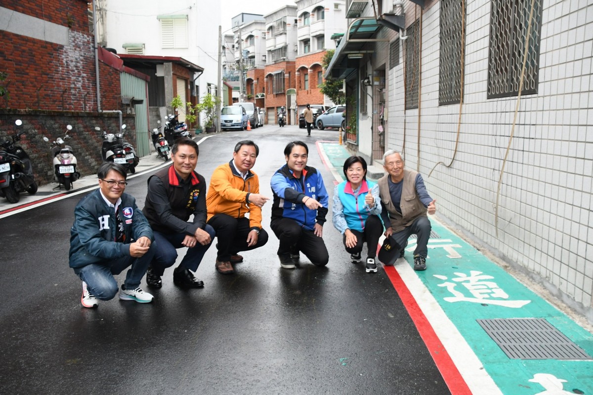 【 游淑貞打通28年不通道路致送屆齡老鄰長退休禮物】缩略图
