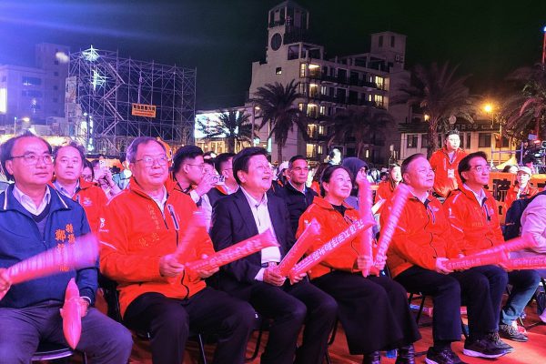 【「2024-2025花蓮太平洋觀光節跨新年演唱會」登場  徐榛蔚與立委傅崐萁趕場出席全縣跨年活動 與鄉親一起迎向百花齊放、繁花盛開的2025】缩略图