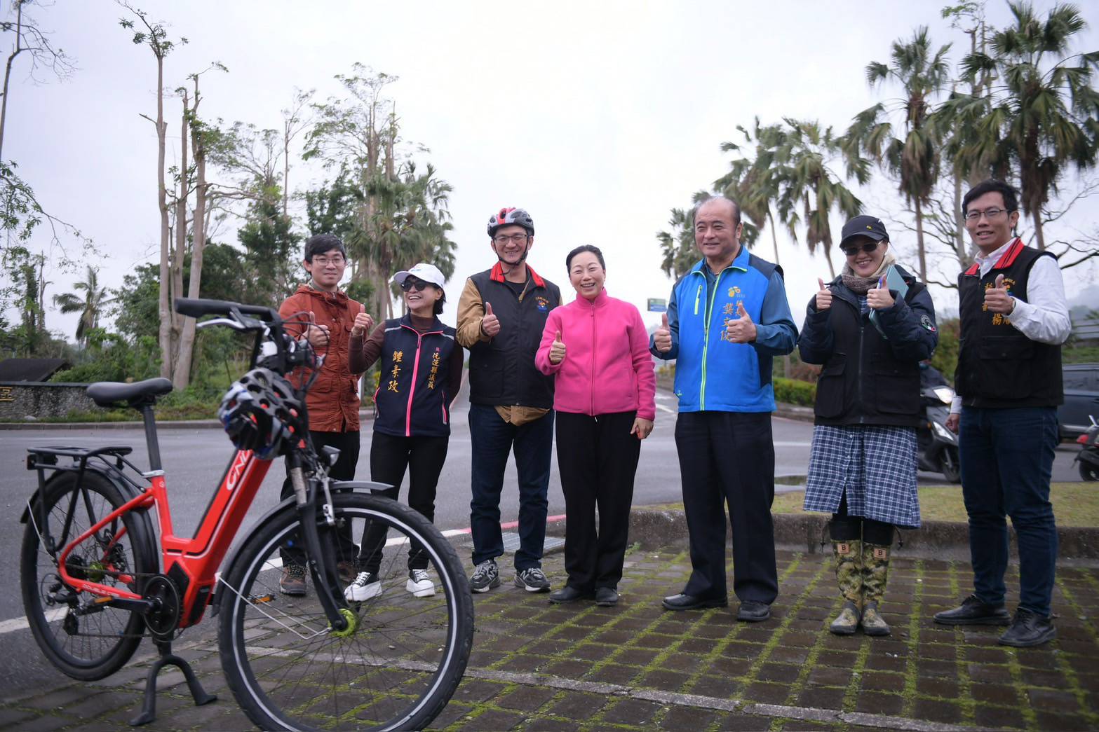 【徐榛蔚騎自行車視察中南區道路平整性 傾聽鄉親需求優化114年道路工程】缩略图