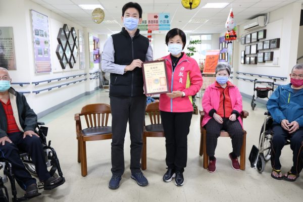【游淑貞親赴東區老人之家拜年 長輩喜出望外哽咽感動落淚】缩略图