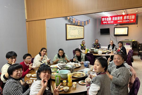 【寒冬送暖 慈善關懷 吉安義警第二中隊结合嘟嘟好餐廳與畢士大院童相約圍爐】缩略图