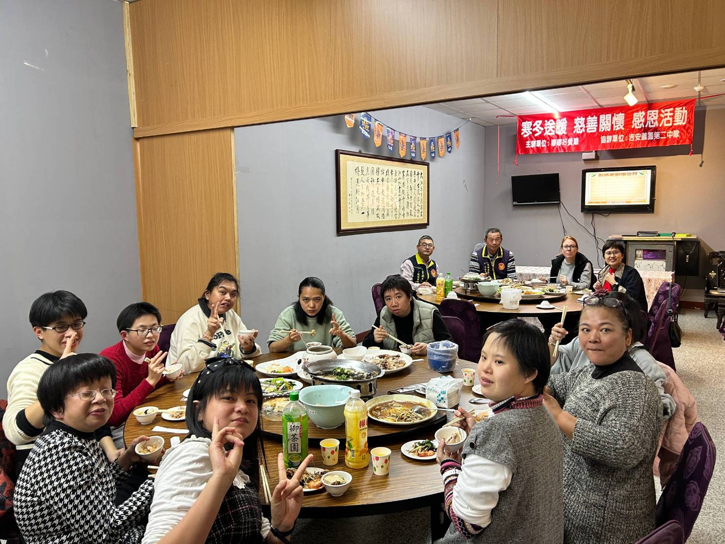 【寒冬送暖 慈善關懷 吉安義警第二中隊结合嘟嘟好餐廳與畢士大院童相約圍爐】缩略图