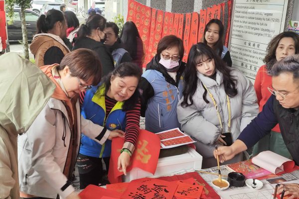 【曾淑懿送春聯手寫的溫暖與祝福 3月22日發關懷金一千元】缩略图
