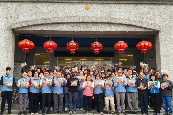 【曾淑懿送蘋果與福袋 勉勵同仁創新服務 壽豐耀昇】缩略图