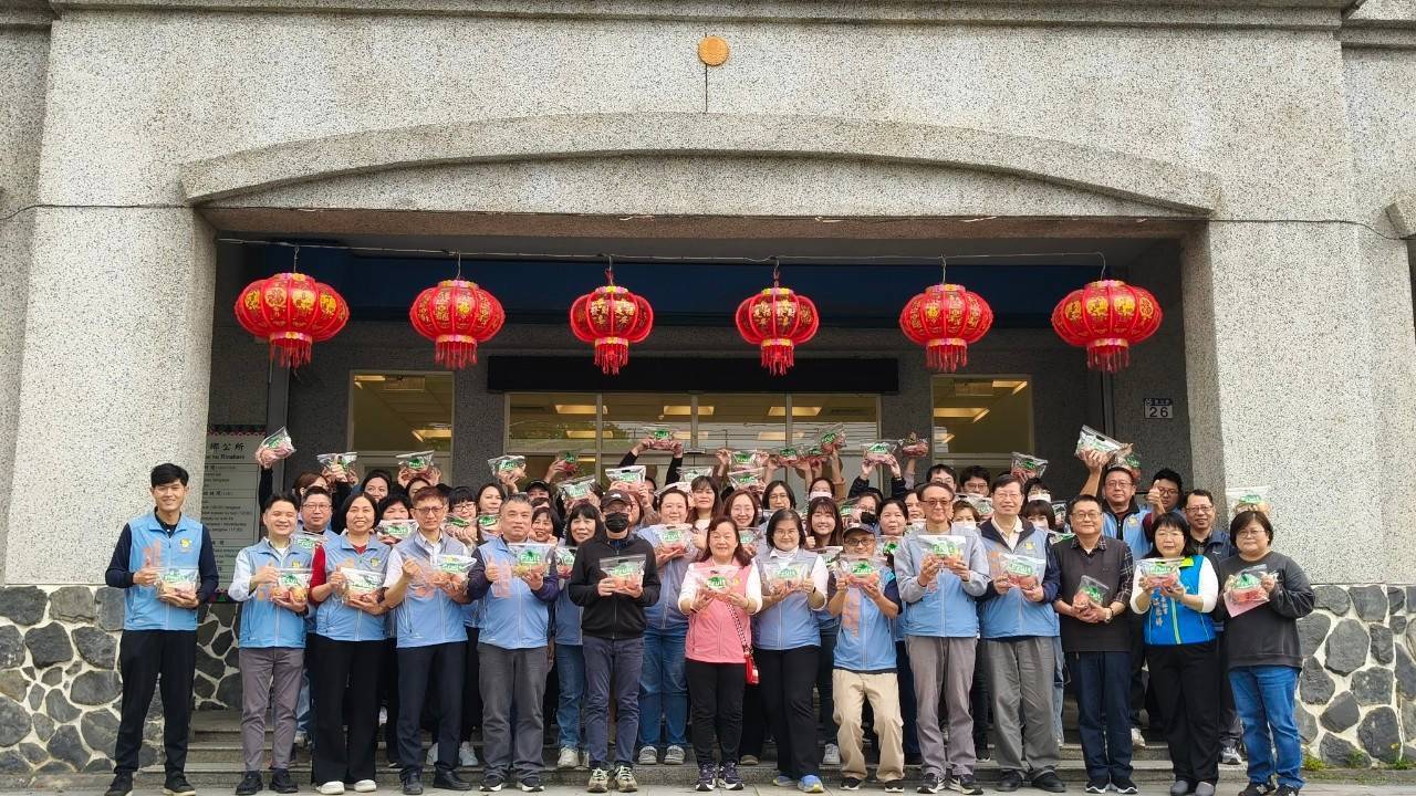 【曾淑懿送蘋果與福袋 勉勵同仁創新服務 壽豐耀昇】缩略图