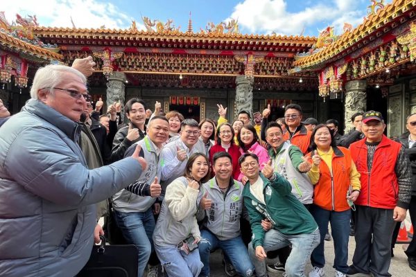 【副總統年初二前往嘉義、臺東、花蓮等地廟宇參拜祈福暨發放福袋並向民眾賀年】缩略图