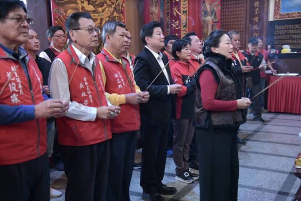 徐榛蔚大年初一前往宮廟參拜祈福發送春節福袋暨慰問春安執勤人員缩略图