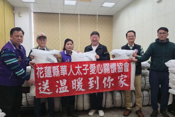 【寒流送暖被 議長張峻捐贈2000件助弱勢】缩略图