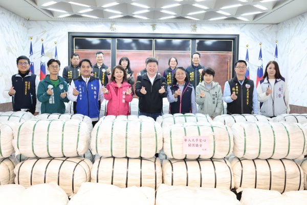 【花蓮縣議會第三波「寒流送暖被」北區愛心關懷行動 張峻議長偕同議員攜手慈善團體用愛抗寒】缩略图