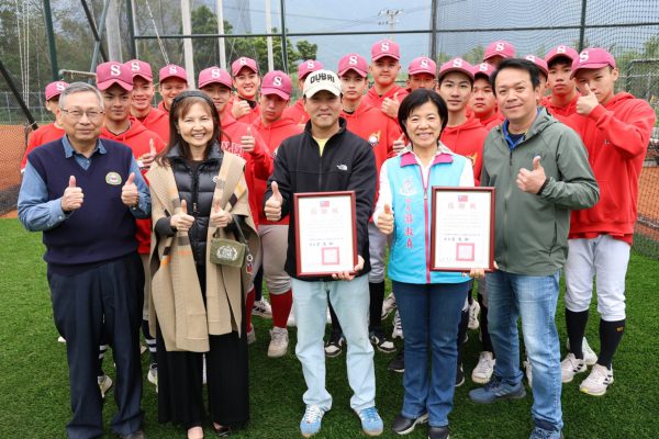 【游淑貞攜手尚紘、睿成私人企業 助四維高中棒球場人工草皮升級】缩略图