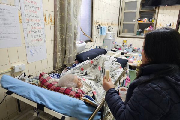 【聘僱外籍看護工家庭可以使用長照服務 】缩略图
