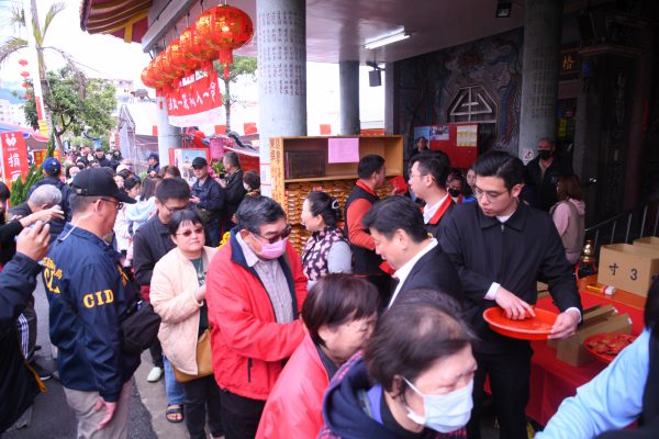 【縣長徐榛蔚大年初四前往花蓮市、吉安宮廟參拜祈福發送福袋 祝福鄉親過好年】缩略图
