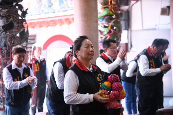 【縣長徐榛蔚率縣府團隊參拜南區宮廟 為花蓮祈福】缩略图