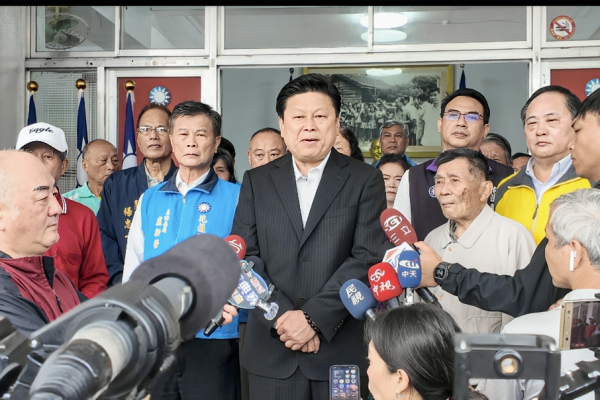 【傅崐萁回應花蓮黨部活動紛擾 強調責任在自己無需追究是非 另護國神山快沒了 籲賴清德正視貿易危機 不要在國內找敵人】缩略图