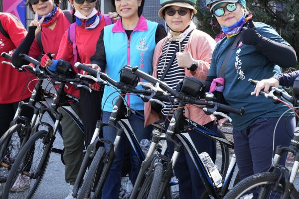 【四月桐花雪輕飄舞送吉安 游淑貞邀鄉親同來漫遊桐花林道客庄】缩略图