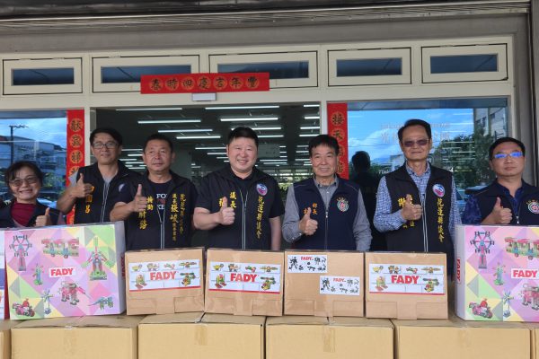 【張峻議長送教具和餐券至光復 為偏鄉兒童節準備兒童節賀禮 讓孩子們都能在愛與支持的學習環境中成長茁壯】缩略图