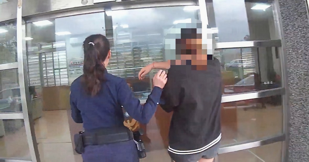 【車輛停道路中情侶發生爭執 吉安警依法通報並舉發違規】缩略图