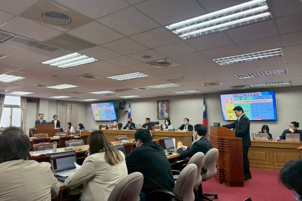 【抓在野黨比共諜重要?! 傅崐萁籲：把皇后貞操還給人民】缩略图