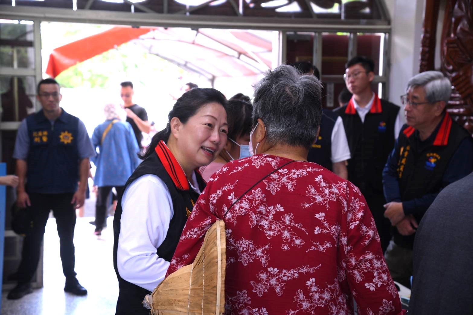 【花蓮「幸福花蓮生活物資券」增額至一千元 徐榛蔚親臨現場關懷弱勢鄉親 巡迴提供各項協助】缩略图