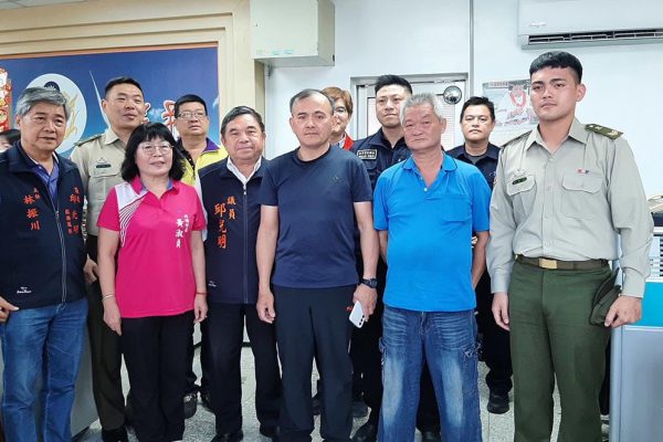 【新城鄉北埔村超商竊案 議員邱光明頒發獎金表揚英勇鄉民】缩略图